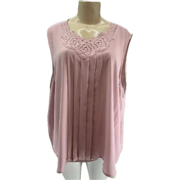Karl Lagerfeld +2X Lilac Pink Textured Floral Neckline Pleated Sleeveless Blouse - Picture 2 of 6